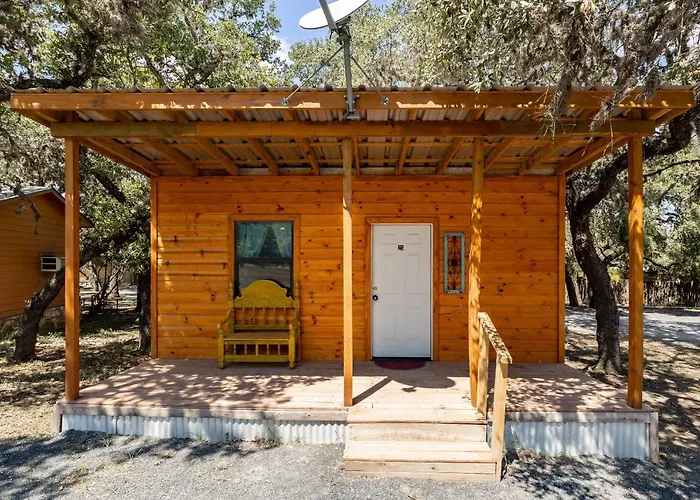 The Historic Leakey Inn
